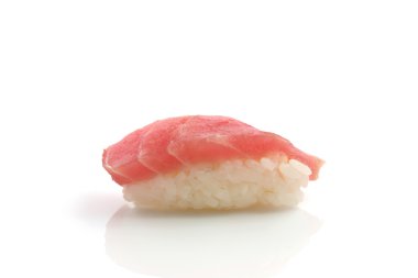 Beyaz arka planda izole ton balıklı sushi