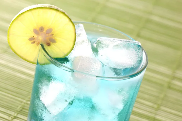 Cocktail med blå curacao på grön trä bakgrund — Stockfoto