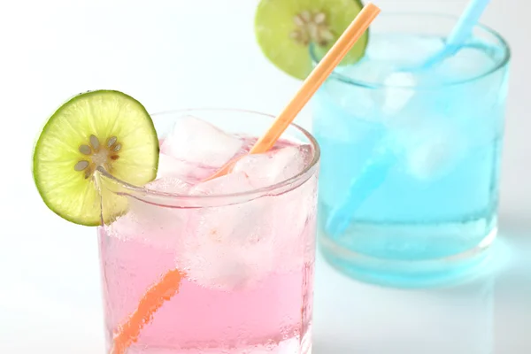 Cocktail isolato in fondo bianco — Foto Stock