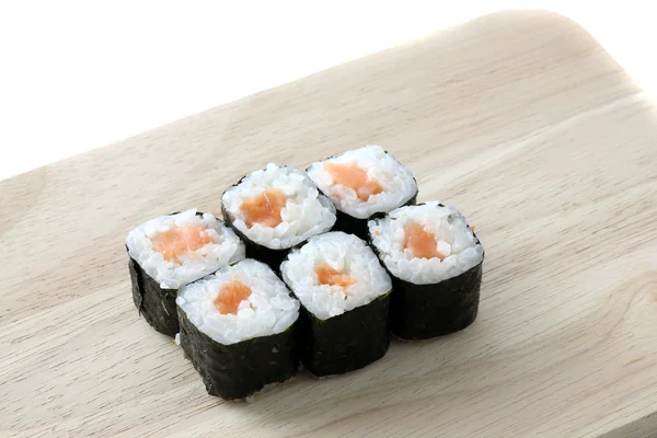 Zalm maki sushi op hout geïsoleerd op witte achtergrond — Stockfoto