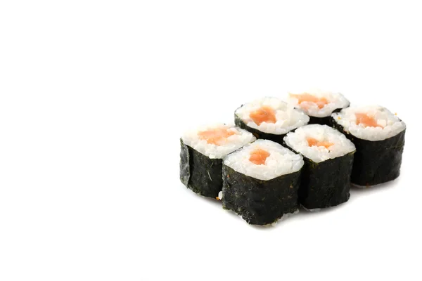 Beyaz arka planda izole somon maki sushi — Stok fotoğraf