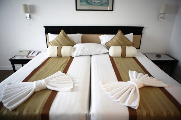 Säng i hotellrum — Stockfoto