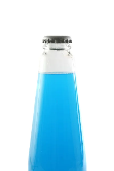 Cocktail met blue curacao op fles geïsoleerd in witte pagina — Stockfoto