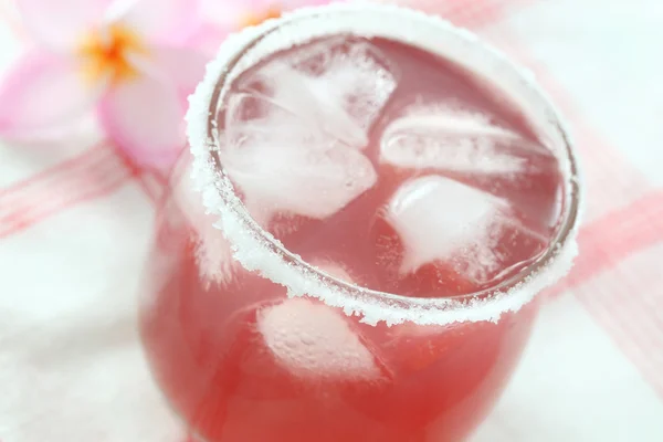 Виноградний коктейль з рожевою квіткою — стокове фото