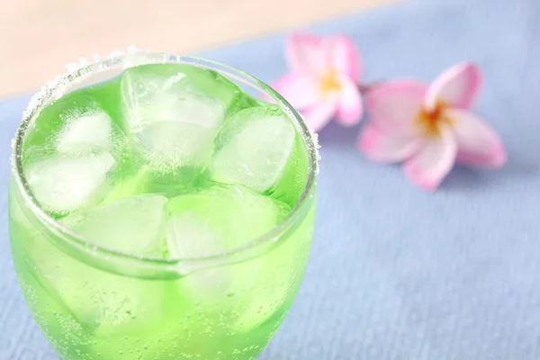 Grön cocktail med rosa blomma — Stockfoto