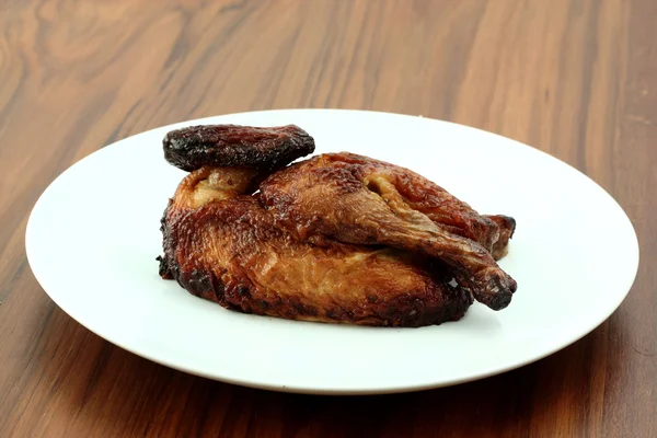Ψητό κοτόπουλο στο ξύλο παρασκήνιο — Φωτογραφία Αρχείου