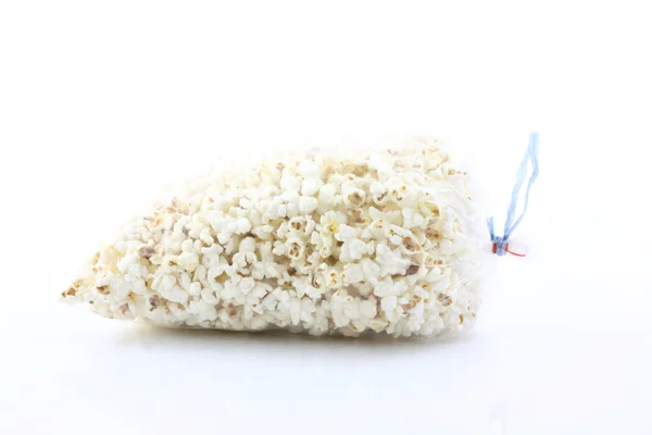 Popcorn isoliert auf weißem Hintergrund — Stockfoto