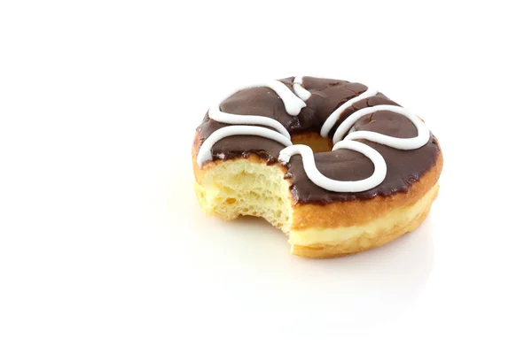 Donut au chocolat isolé en fond blanc — Photo