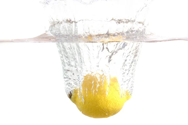鲜柠檬掉入水中与飞溅在白色隔离 — 图库照片