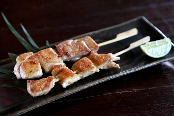 Japonês comida frango Yakitori grelhado incloseup — Fotografia de Stock