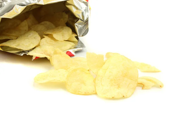 Haufen Kartoffelchips isoliert auf weißem Hintergrund — Stockfoto
