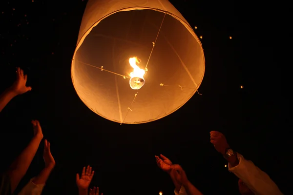 Linterna en la noche — Foto de Stock