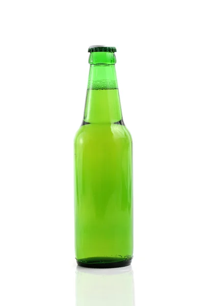 Botol bir diisolasi dengan latar belakang putih — Stok Foto