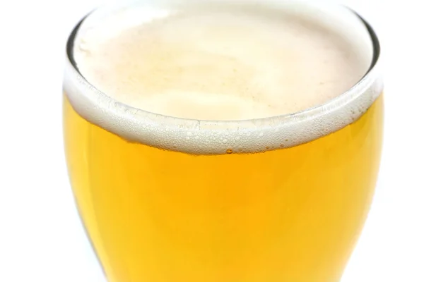 Пиво выделено на белом фоне — стоковое фото