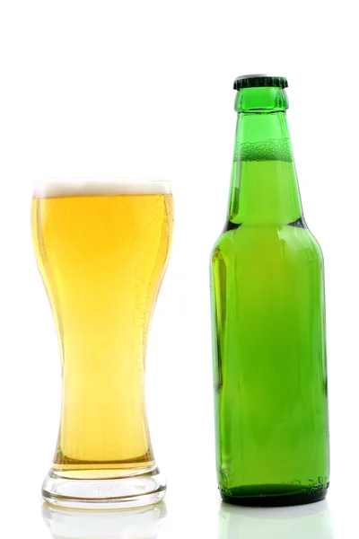 Cerveza con botella aislada en fondo blanco — Foto de Stock
