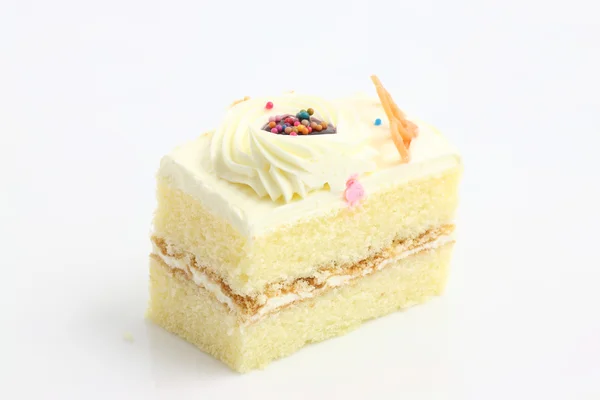 Beyaz arka planda izole kek — Stok fotoğraf