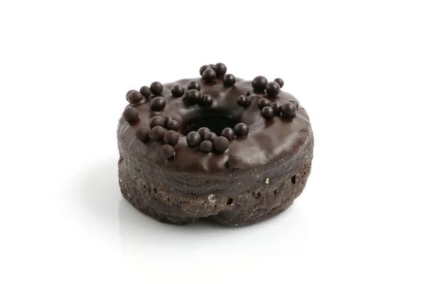 Шоколадний пончик ізольований на білому тлі — стокове фото
