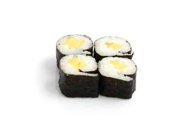 Rouleaux Maki frais isolés en fond blanc — Photo