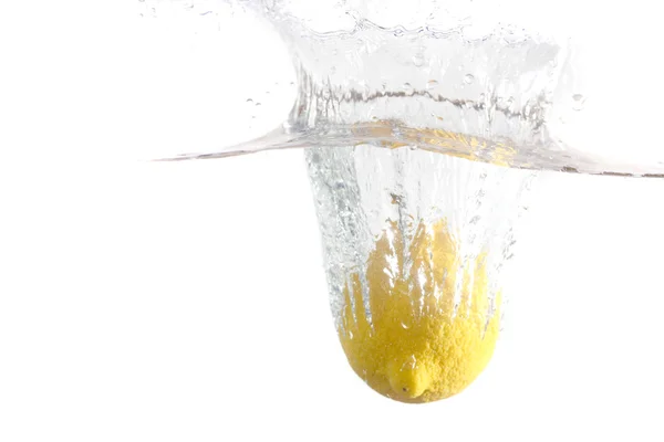 鲜柠檬掉入水中与飞溅在白色隔离 — 图库照片