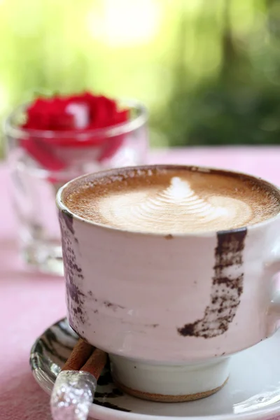 Kaffee mit rosa und grünem Hintergrund — Stockfoto