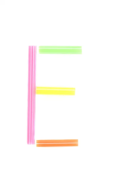 Алфавит Е, разноцветная солома — стоковое фото