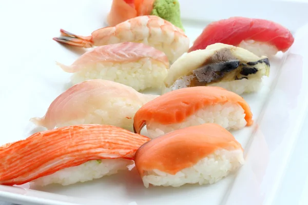 Beyaz arka planda izole karışık sushi — Stok fotoğraf