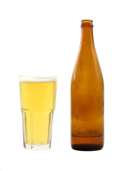 Birra con bottiglia isolata su fondo bianco — Foto Stock