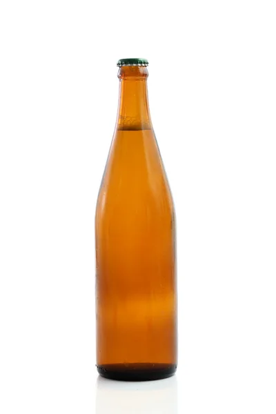 Бутылка пива на белом фоне — стоковое фото