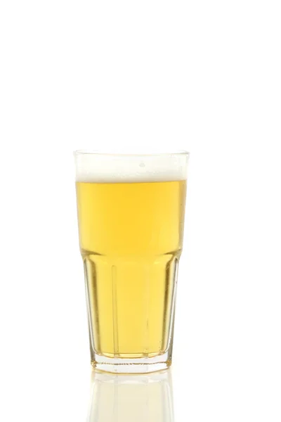 Пиво ізольоване на білому тлі — стокове фото