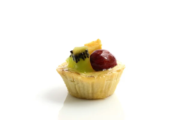 Mini torta de frutas isolada em fundo branco — Fotografia de Stock