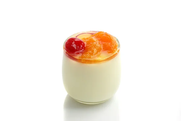 Postre de frutas con cereza y naranja aisladas en fondo blanco —  Fotos de Stock