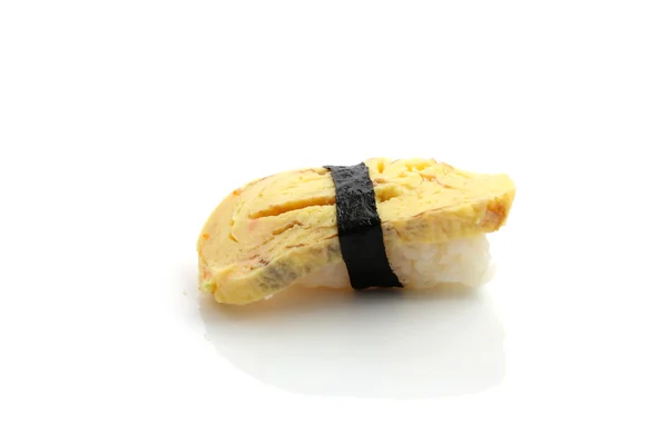 Jajko sushi na białym tle w tle — Zdjęcie stockowe