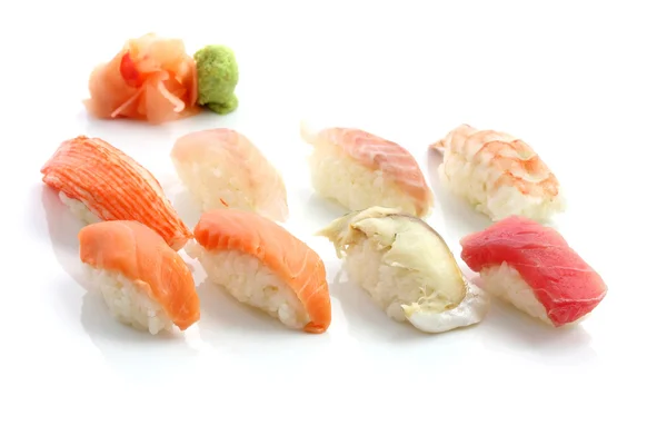 Mélanger les sushis isolés en fond blanc — Photo