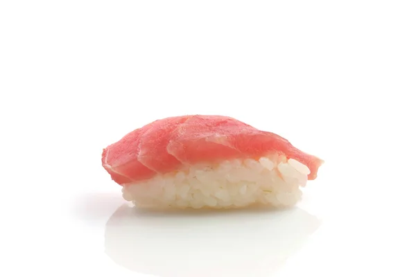 Суши из тунца на белом фоне — стоковое фото