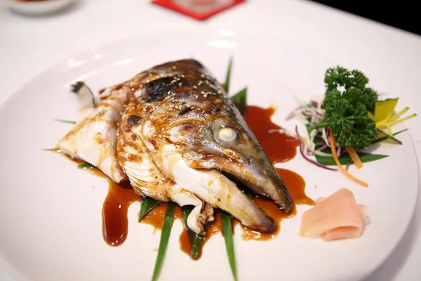 Японські страви гриль голову рибка з соусом — стокове фото