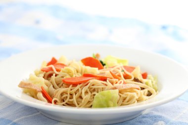 Kızarmış noodle Çin yemeği karıştırın