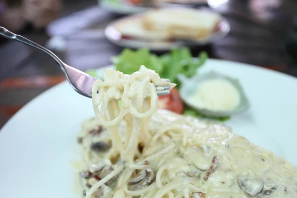 ベーコンとチーズのスパゲティカルボナーラ — ストック写真