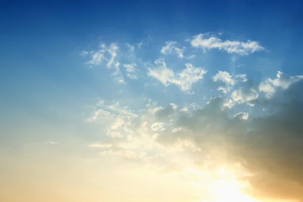 Голубое небо на закате — стоковое фото