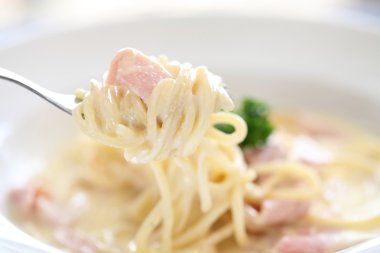 Jambon ve peynirli spagetti.