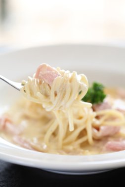 Jambon ve peynirli spagetti.