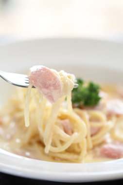 Jambon ve peynirli spagetti.