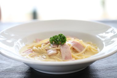 Jambon ve peynirli spagetti.