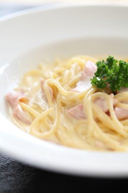 Jambon ve peynirli spagetti.