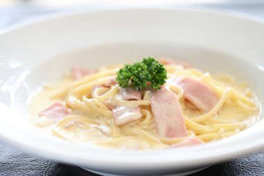 Jambon ve peynirli spagetti.