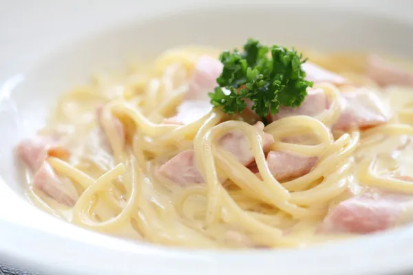 Spaghetti Carbonara with ham and cheese — Stock Photo, Image