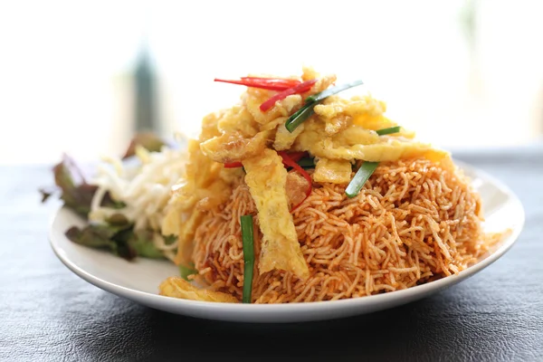 Thai ruoka rapeita paistettuja nuudeleita — kuvapankkivalokuva