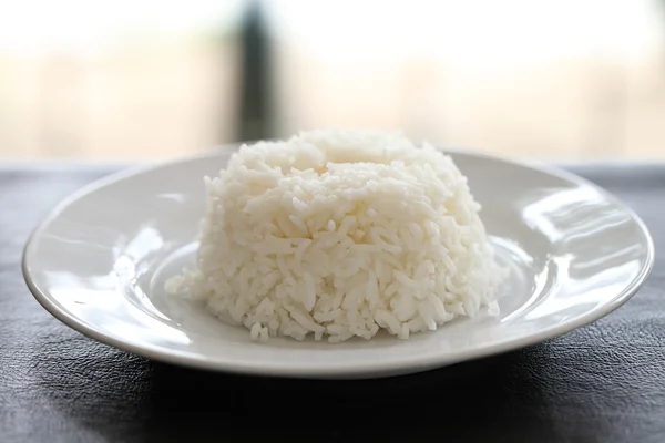 Ahşap arka plan üzerinde pirinç — Stok fotoğraf