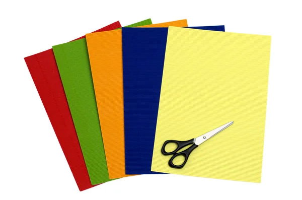 Papel ondulado a cores e tesoura — Fotografia de Stock