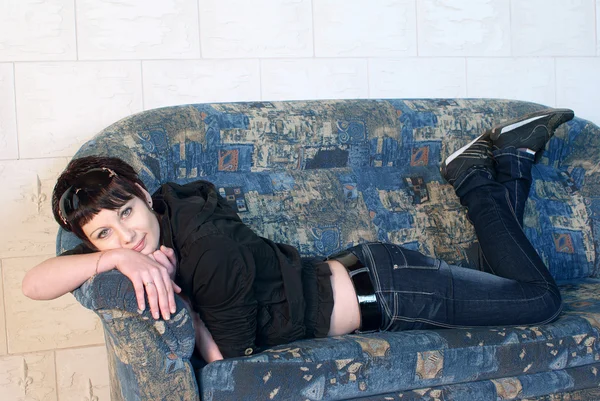 Ung kvinna på soffa — Stockfoto