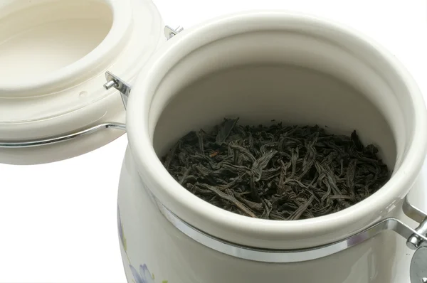 Trockener Tee in der Kanne lizenzfreie Stockfotos